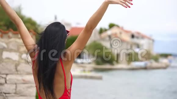 慢动作美丽的女性在海边尽情放松视频的预览图