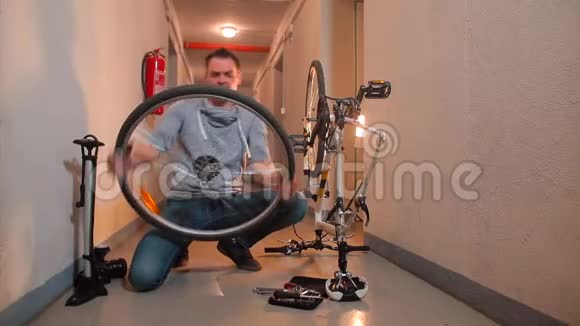 一个人正在他面前旋转自行车轮笑着视频的预览图