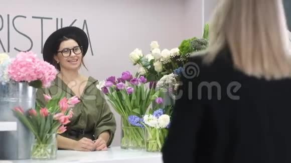花卉工作室女顾客在商店里买花束视频的预览图