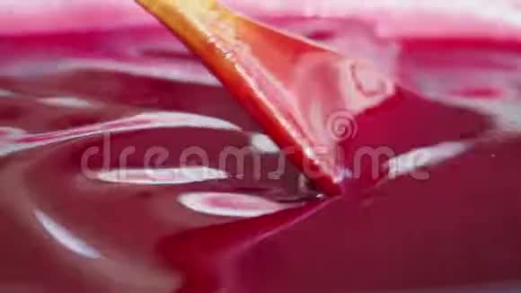 搅拌烹饪果酱视频的预览图