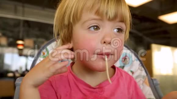 孩子吃意大利面视频的预览图