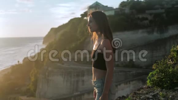 年轻女子梦中的剪影向上看日落户外海洋背景4K视频的预览图
