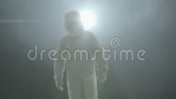 一位穿着宇航服的宇航员在雾中漫步微笑视频的预览图