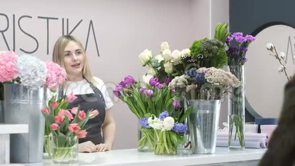 花卉工作室女顾客在商店里买花束视频的预览图