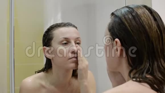 年轻迷人的女孩洗澡后照镜子视频的预览图