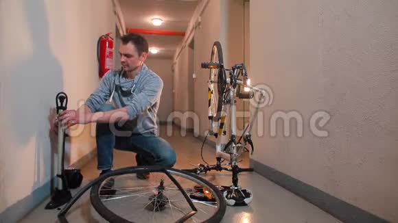 机械师从自行车轮上充气橡胶视频的预览图