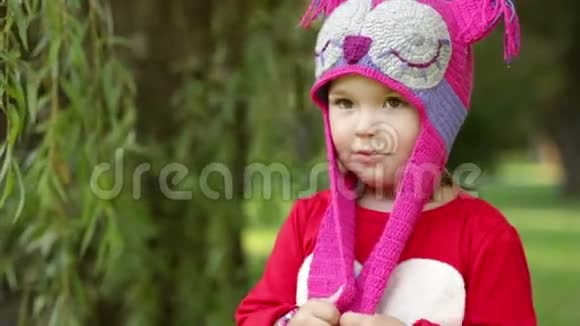 一个漂亮的笑着的小学步女孩穿着红色外套视频的预览图