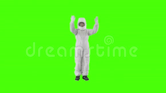 一个穿着太空服的人站着用手展示着什么视频的预览图