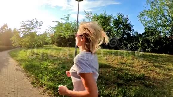 女人在阳光下慢跑视频的预览图
