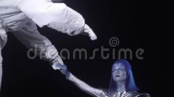 外星人握着宇航员在空中飞行的手视频的预览图