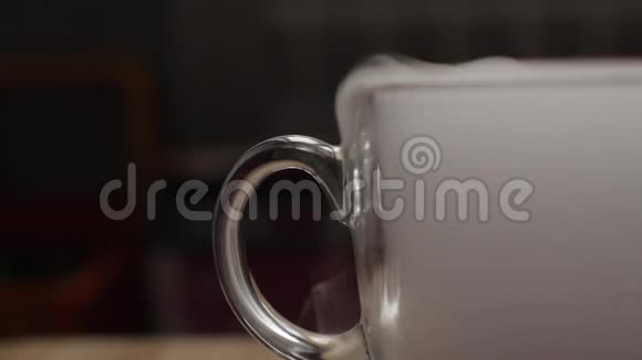 杯子里干冰的特写视频的预览图
