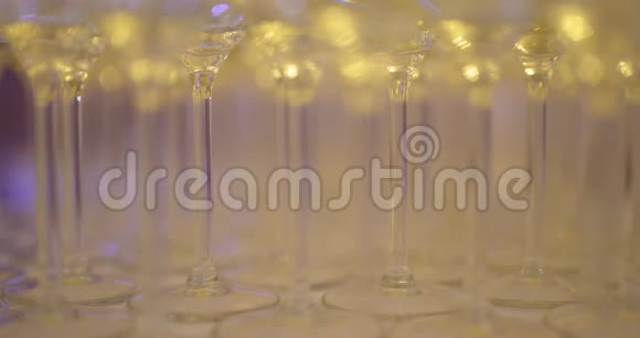 派对前桌上放香槟酒杯视频的预览图
