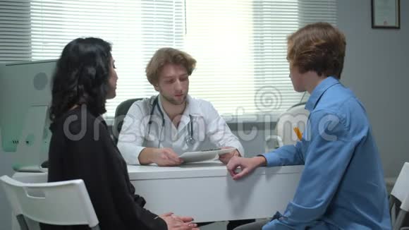 医生在医院的柜子里给孩子量血压视频的预览图