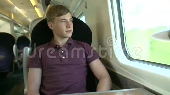 青少年使用移动电话在火车旅行视频的预览图