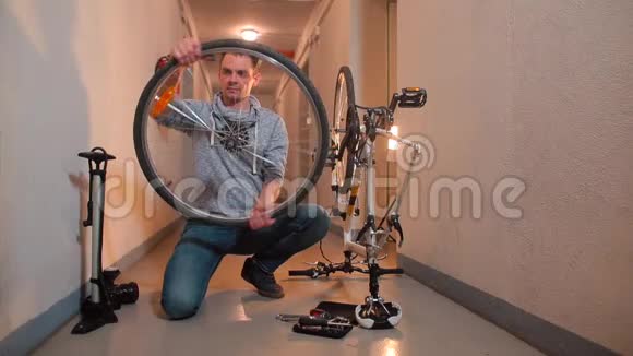一名机械师检查一个坏自行车轮视频的预览图