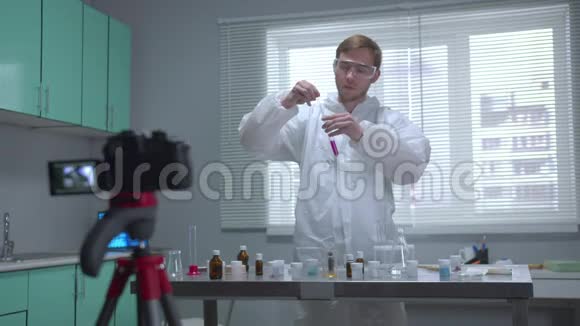 实验室里戴化学保护工作服的人视频的预览图