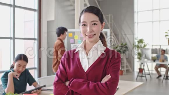 4张美丽的亚洲女人微笑的照片双臂交叉在现代办公室年轻的创意团队一起工作视频的预览图