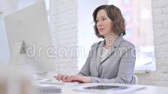 电脑视频聊天的创意老女人视频的预览图