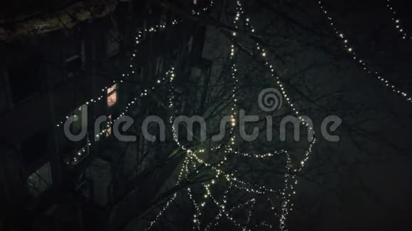 城市夜晚圣诞树上的圣诞装饰视频的预览图