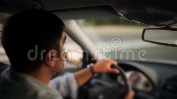 一个男司机开车时用手机发短信视频的预览图