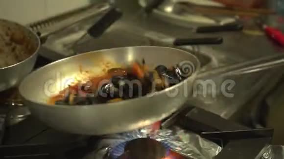布鲁塞尔和炉子上锅里的酱汁混合在一起视频的预览图