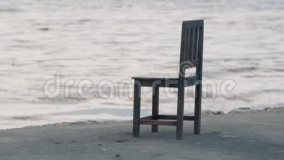 海边的单人椅子视频的预览图
