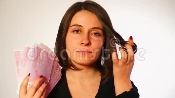 穿着黑色衣服的快乐女商人挥舞着500欧元钞票的扇子视频的预览图