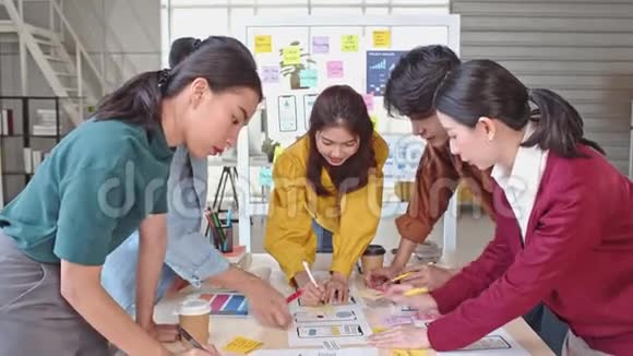 亚洲商务创意团队合作移动应用软件设计项目集思广益会议互联网技术视频的预览图