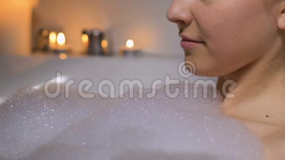 泡泡浴的女性芳香疗法和放松水疗程序视频的预览图