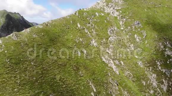 在法加拉斯山脉罗马尼亚带着游客俯瞰这座山特兰西瓦尼亚高原视频的预览图