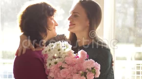 年轻的成年女性女儿拥抱快乐的中年妈妈拥抱祝福成熟的妈妈和母亲节视频的预览图