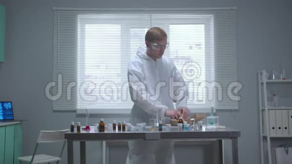穿着防护服的人在实验室里闻到东西的味道视频的预览图