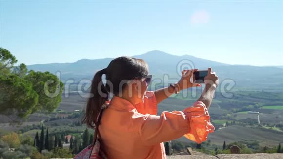 拍摄托斯卡纳风景的年轻女子视频的预览图