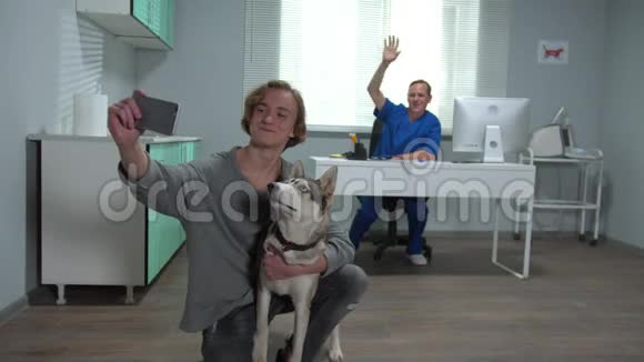 动作慢带着哈士奇的男人和兽医狗拍自拍视频的预览图