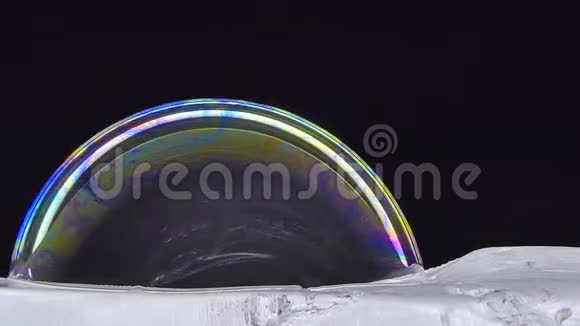 冰块上的泡泡皂视频的预览图