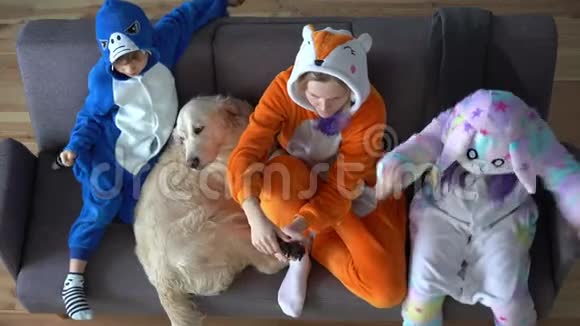 吉古鲁米的幸福家庭在家客厅的电视上玩游戏控制台视频的预览图