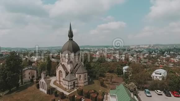 美丽的鸟瞰房屋屋顶欧洲古城乌克兰视频的预览图