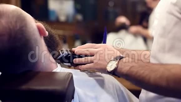 切胡子造型与修剪和梳子男性手美容美发工具在行动客户头后面关门视频的预览图