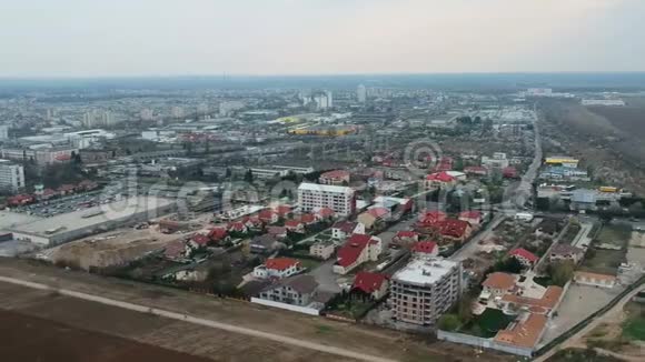 罗马尼亚普洛伊斯蒂市北侧空中镜头视频的预览图