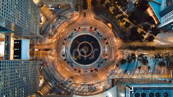新加坡城市财富喷泉周围环形交叉路口汽车交通4K时差无人驾驶飞机俯视图视频的预览图