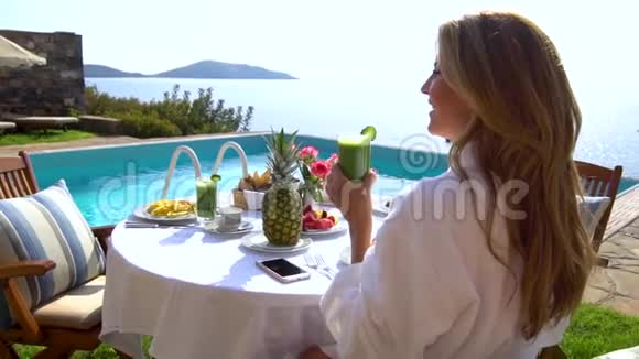 提供私人泳池边的早餐从希腊岛上俯瞰大海的专属豪华度假酒店视频的预览图