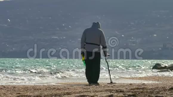 在海滨有金属探测器的人视频的预览图