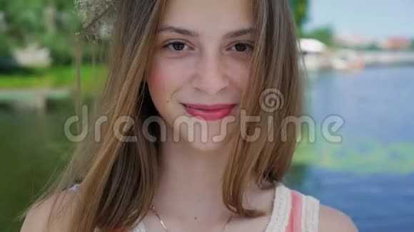 快乐女孩子的肖像戴着牙套对着镜头微笑4K视频的预览图