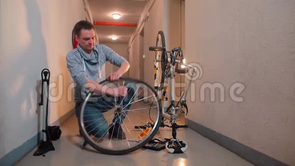 一个人拆开一个自行车轮来密封橡胶上的一个洞视频的预览图