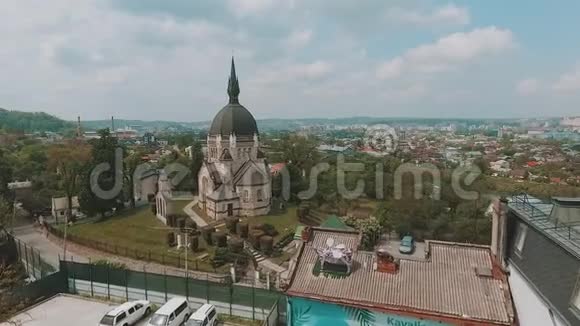 美丽的鸟瞰房屋屋顶欧洲古城视频的预览图