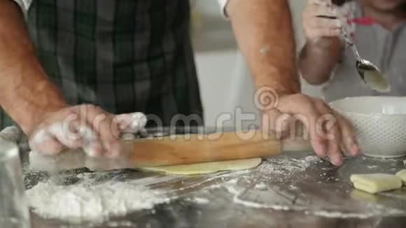 男人滚出厨房桌子上的面团他是厨房的厨师视频的预览图