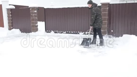 人从雪中清洁道路视频的预览图