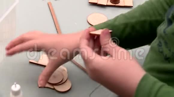 这孩子粘着木制玩具视频的预览图