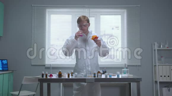 动作慢穿着防护服的人在实验室里闻到东西的味道视频的预览图