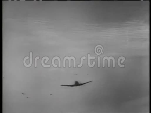 军用飞机在空中飞行视频的预览图